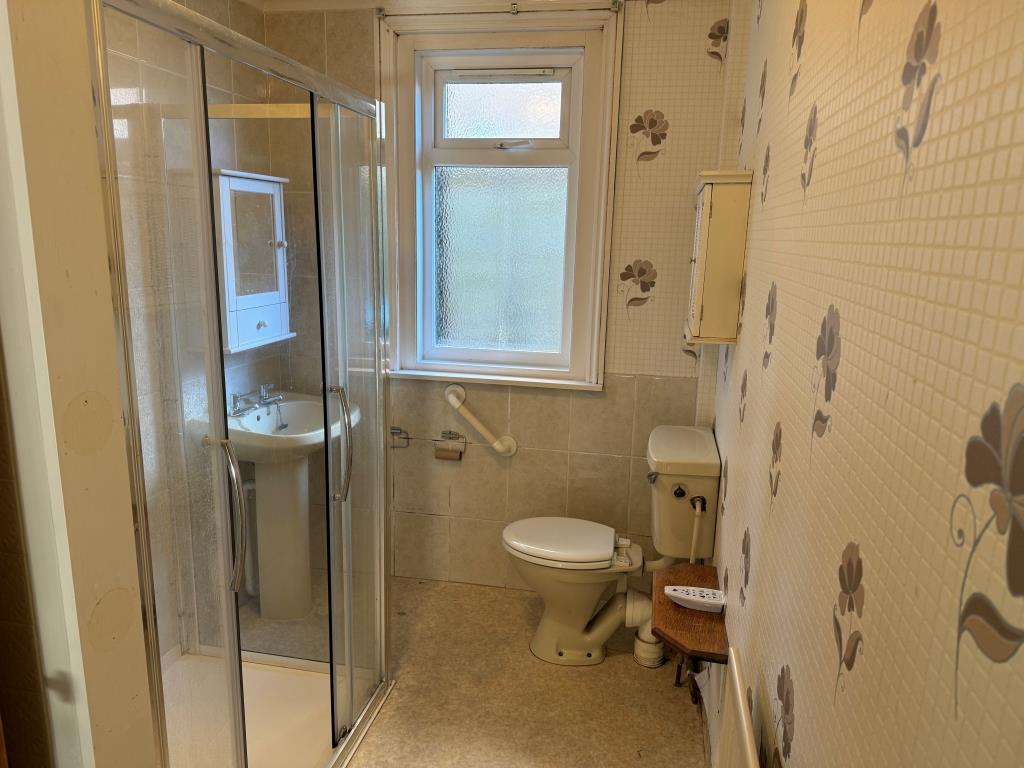 Lot: 154 - THREE-BEDROOM GROUND FLOOR APARTMENT FOR IMPROVEMENT WITH GARDENS AND GARAGE - Bathroom with shower cubicle